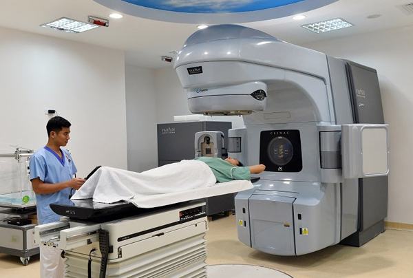 Phương pháp xạ trị khối u não sử dụng trong điều trị ung thư phổi di căn lên não 